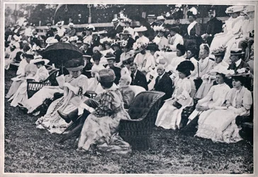 Alcuni degli spettatori agli sport delle Guardie a Chelsea, 1906