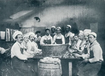 Alcuni dei cuochi che preparano la zuppa alla Messagerie Van Gand, c1914