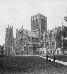 Vista sud-est della Cattedrale di York, Yorkshire, fine XIX o inizio XX secolo
