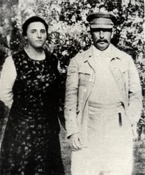 Il leader sovietico Iosif Stalin con la seconda moglie Nadežda Allilueva, fine anni 1920