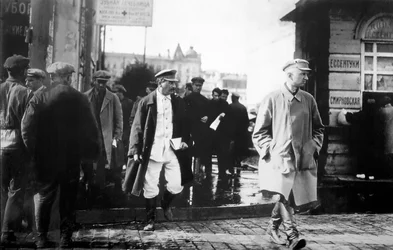 Il leader sovietico Iosif Stalin scortato da agenti segreti del GRU, fine degli anni 1920