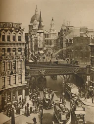 Guglia di St. Martins Ludgate silhouettata contro la massa di St. Pauls, c1935