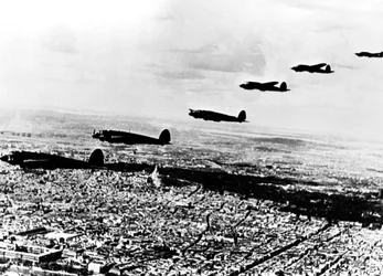 Squadrone di bombardieri tedeschi Heinkel He 111 che sorvolano Parigi occupata, luglio 1940