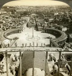Piazza San Pietro dalla cupola della Basilica di San Pietro, Roma, Italia