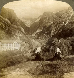 Hotel Stalheims e la sua superba vista attraverso il famoso Naerodal, Norvegia