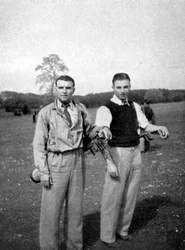 Stanley Matthews ed Eddie Hapgood si prendono una pausa durante una partita di golf
