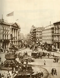 Statua di Eros a Piccadilly Circus, Londra, c1910, 1935