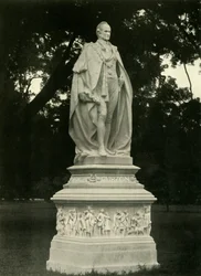 Statua di Lord Curzon nei giardini della Victoria Memorial Hall, 1925