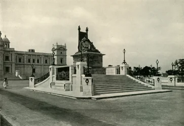 Statua della Regina Vittoria davanti al Victoria Memorial Hall