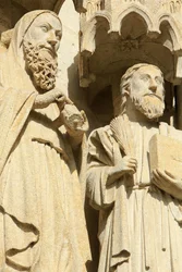 Statue nella strombatura e nella parete laterale sinistra del portale centrale: da destra a sinistra, apostoli: San Giacomo il Minore e San Tommaso. Cattedrale di Amiens