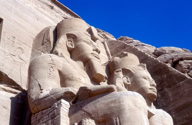 Statue di Ramesse II, davanti al tempio principale, Abu Simbel, Egitto, inizio XIII secolo a.C.