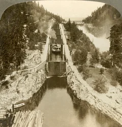 Battello a vapore che sale una collina accanto alla cascata Vrang, presso le chiuse di Bandak-Nordsjo, Norvegia, c1905
