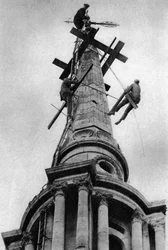 Operai sui campanili della chiesa di All Saints, Poplar, Londra, 1926-1927