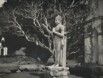Statua di pietra vicino alla Ruwanwali-Dagoba, Anuradhapura, 1926