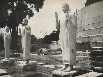 Statue di pietra davanti alla Ruwanwali-Dagoba in restauro, Anuradhapura, 1926
