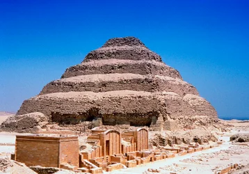 Piramide a gradoni del re Djoser Zozer, Saqqara, Egitto, III dinastia, c. 2613 a.C.