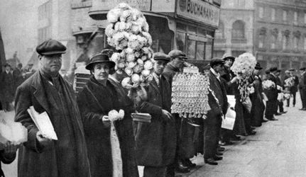 Venditori ambulanti di strada che vendono favori calcistici a Walham Green, Londra, 1926-1927