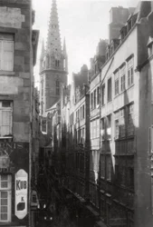 Scena di strada, con la guglia della cattedrale, St Malo, Bretagna, Francia, XX secolo