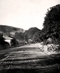 Strada attraverso una valle a Hastings, Sussex, inizio XX secolo