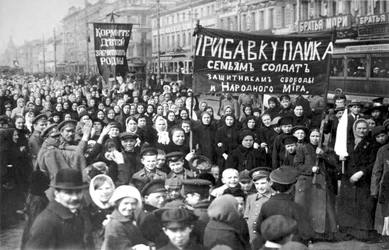 Sciopero dei lavoratori Putilov nel primo giorno della Rivoluzione di Febbraio, San Pietroburgo, Russia, 1917