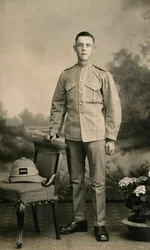 Ritratto in studio di un soldato della Compagnia C, 2° Battaglione del Reggimento dei Re, Iraq, 1926