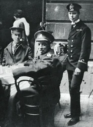 Il sottotenente Principe Alberto che serve il tè ai soldati feriti a Buckingham Palace, 1916