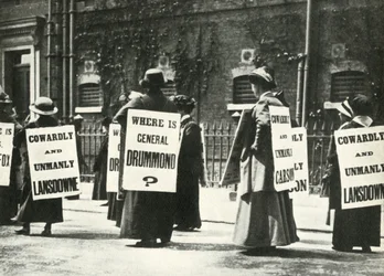 Le suffragette manifestano fuori da una prigione, Londra, 1914, 1947