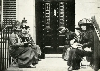 Suffragette in attesa sulla soglia della casa londinese di Sir Edward Carson