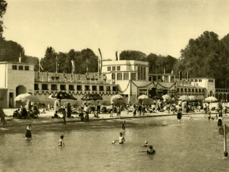 Nuotare nel Lago Traunsee, Gmunden, Alta Austria, c1935