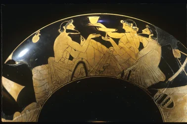 Scena di simposio su kylix attica a figure rosse, coppa da vino, 5° secolo a.C.