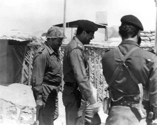 Taha Yassin Ramadan e Saddam Hussein ispezionano il fronte di Bassora, Iraq, febbraio 1987