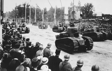 Carri armati nella grande parata della vittoria, Parigi, Francia, 14 luglio 1919