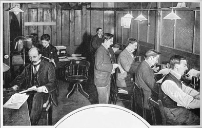 Sala dei nastri e del telegrafo del quotidiano Daily Express, Londra, c. 1900-1903