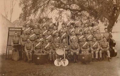 La banda del battaglione del primo battaglione, il reggimento reale del Kent occidentale della regina. Poona, India, 1