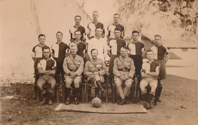 La Squadra di Calcio del Primo Battaglione, Il Reggimento Reale del Kent Occidentale della Regina. Poona