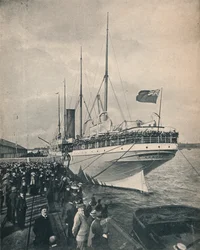 Il castello di Braemar in partenza per il Capo, con truppe, c1900