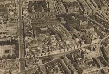 La macchina fotografica cattura una vista di South Kensington da un aeroplano a bassa quota, c1935