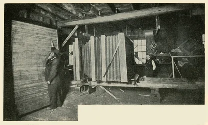 La fotocamera nel laboratorio - Mostra la dimensione del portapiastra, 1901