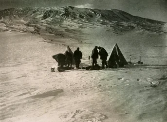 Il campo a 7000 piedi sul Monte Erebus, 1908, 1909