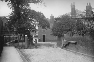 Il sentiero, Wandsworth, mostrando il recinto, c1895, 1912