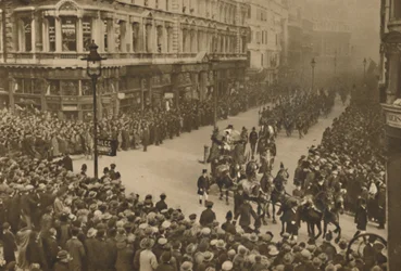 Le linee della città Queen Victoria Street per guardare il nuovo sindaco e la sua processione, c1935