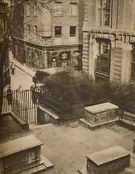 The Coopers Arms dal cimitero di St. Olaves, Silver Street