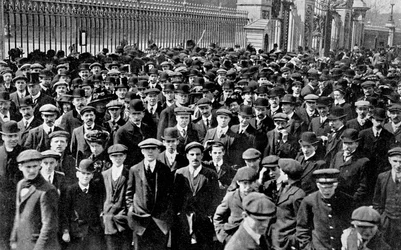 La folla fuori da Buckingham Palace, l
