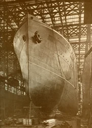 La Cunard Aurania 14.000 tonnellate sugli scali a Newcastle-On-Tyne, c1930