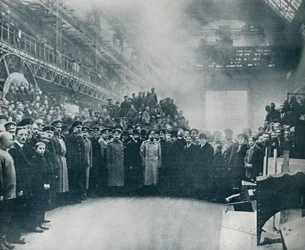 Lo Zar tra gli operai alla grande fabbrica di munizioni e ingegneria Putiloff, 1914