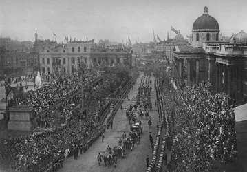 Il Giubileo di Diamante: la carrozza della regina Vittoria passa davanti alla National Gallery, Londra