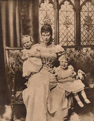 La Duchessa di York con i suoi due figli, i Principi Edoardo e Alberto, c. 1897