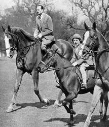 Il Duca di Gloucester a cavallo con la Principessa Elisabetta nel Windsor Great Park, c1936