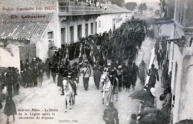 La Legione Straniera Francese che sfila per le strade di Sidi Bel Abbes, Algeria, 1906