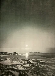 La luna piena al crepuscolo autunnale